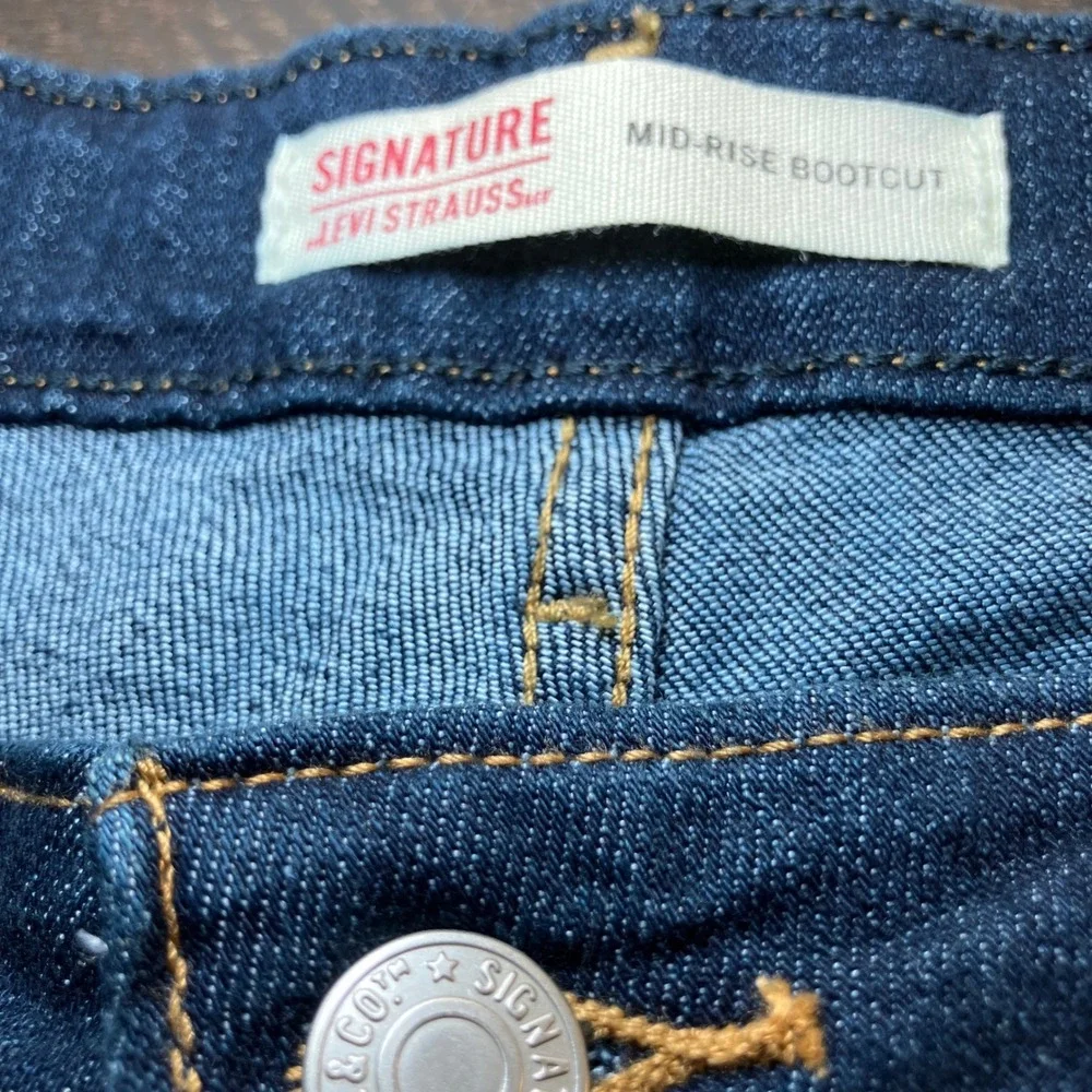 Signature by Levi Strauss Mid Rise Woman's Size 30 Bootcut Dark Wash Jeans